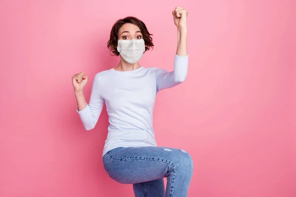 Retrato de extático menina levantar punhos desgaste branco máscara facial isolado sobre cor rosa fundo — Fotografia de Stock