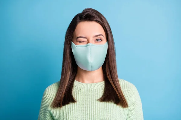 Foto van flirterig jong meisje knipperen oog kijken camera dragen blauwe stof gezicht masker geïsoleerde blauwe kleur achtergrond — Stockfoto