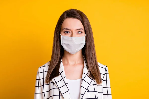 Foto retrato de mulher de negócios usar máscara facial branca isolado cor amarela fundo — Fotografia de Stock
