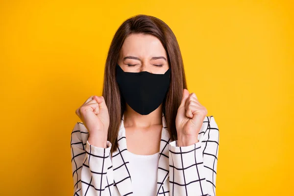 Φωτογραφία της έκπληκτης επιχειρηματία φορώντας μαύρο ύφασμα πρόσωπο μάσκα γροθιές κλειστά μάτια απομονωμένο κίτρινο χρώμα φόντο — Φωτογραφία Αρχείου