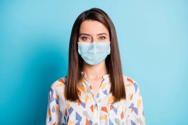 Foto van jong meisje dragen blauw gezicht masker geïsoleerd op pastel blauwe kleur achtergrond — Stockfoto