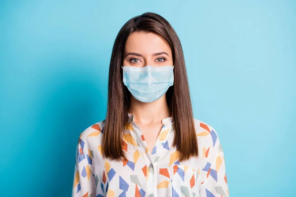 Foto de menina vestindo máscara facial azul isolado no fundo cor azul pastel — Fotografia de Stock