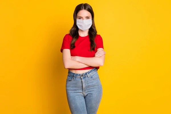 Foto de senhora atraente segurar os braços cruzado desgaste respirador casual vermelho t-shirt recortado top jeans isolado vibrante cor amarela fundo — Fotografia de Stock