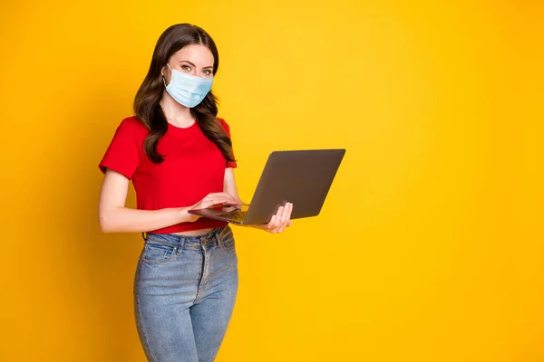 Foto van positieve meisje werk laptop genieten van netwerken coworking slijtage masker geïsoleerd over heldere glans kleur achtergrond — Stockfoto
