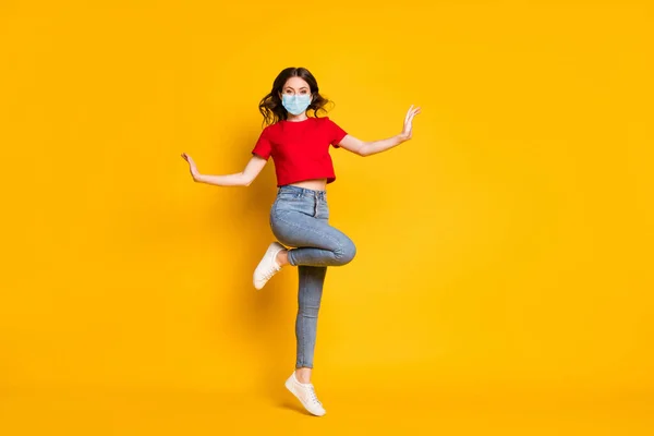 Full Size Foto von Mädchen springen tragen rote Kleidung Schuhe tragen Maske isoliert über Glanz Farbe Hintergrund — Stockfoto