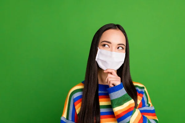 Retrato de encantadora chica alegre pensativa usar jersey a rayas máscara médica aislado sobre fondo de color verde — Foto de Stock