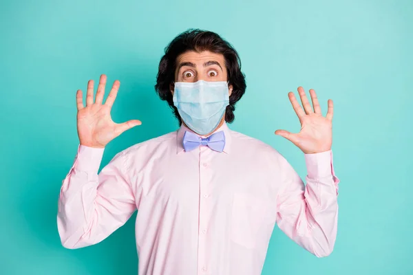 恐怖の男の写真ピンクのシャツ医療用マスクを身に着けている2本の腕を上に隔離されたターコイズ色の背景 — ストック写真