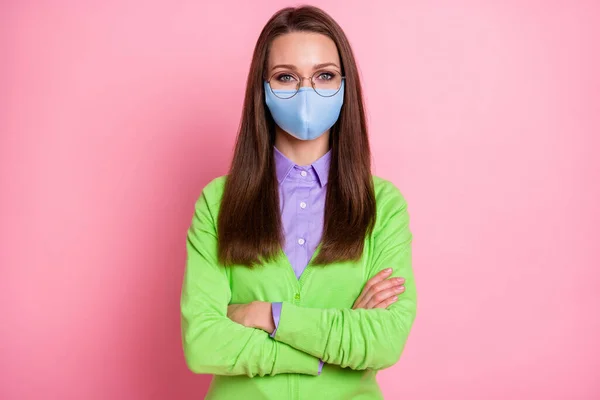 Retrato de agradável atraente menina nerd nerd dobrado braços desgaste máscara médica isolado sobre cor pastel rosa fundo — Fotografia de Stock