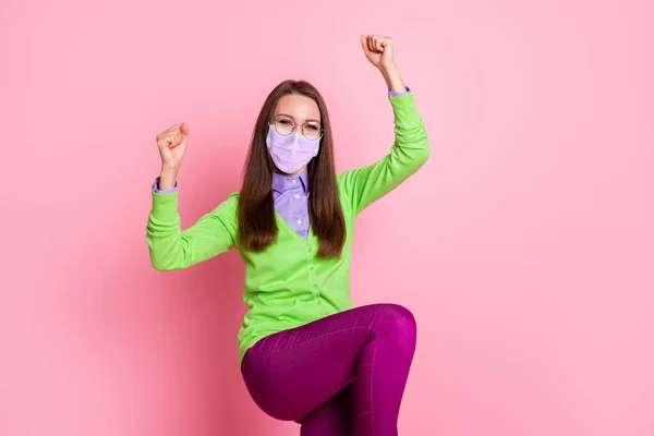 Retrato de extático menina ganhar levantar punhos usar máscara médica respiratória isolada sobre fundo cor pastel — Fotografia de Stock