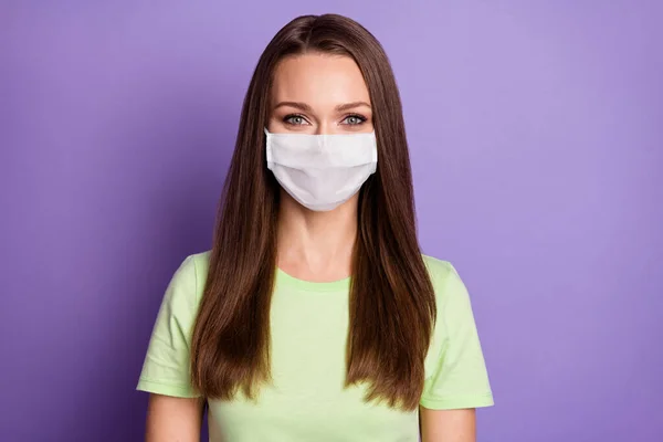 Foto portret van meisje dragen medisch masker covid-19 concept bescherming geïsoleerd op levendige paars gekleurde achtergrond — Stockfoto