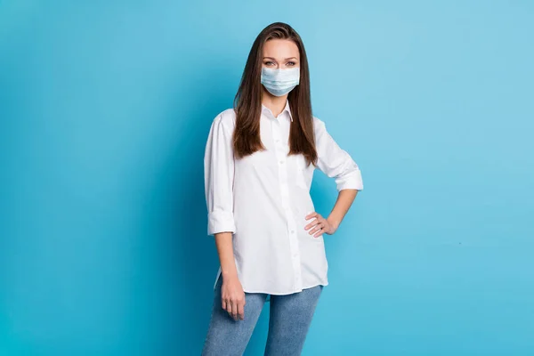 Foto der attraktiven Geschäftsfrau lange Frisur selbstbewusste Person tragen Atemschutzmaske weißes Hemd Jeans isoliert blaue Farbe Hintergrund — Stockfoto