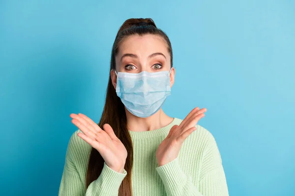 Πορτρέτο της έκθαμβης κορίτσι αντίδραση φορούν ιατρική αναπνευστήρα απομονώνονται σε φωτεινό ζωντανό μπλε χρώμα φόντο — Φωτογραφία Αρχείου