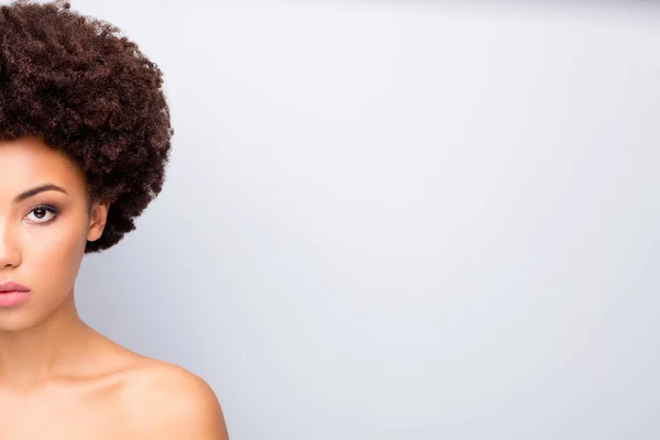 Recortado cerca de media cara retrato de ella ella agradable atractiva tranquila tranquila tranquila chica de pelo ondulado después de pelar el tratamiento de terapia de salón aislado sobre fondo pastel de color gris blanco claro — Foto de Stock