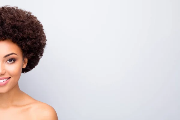 Närbild halva ansiktet copyspace foto av attraktiva afro amerikanska flicka titta efter spa ren silkeslen salong foundation concealer förfarande isolerad grå färg bakgrund — Stockfoto