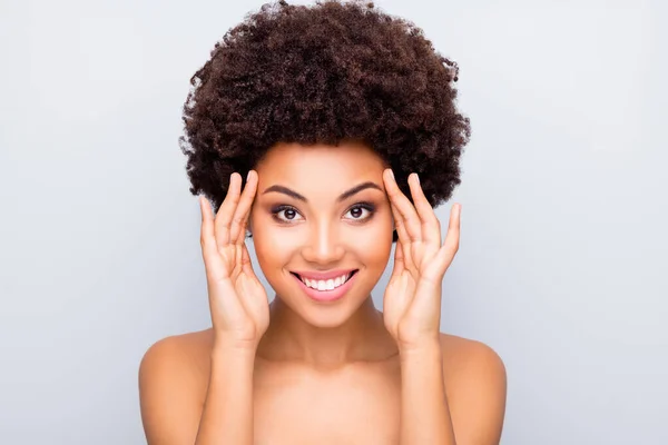 Close-up portret van haar ze mooi aantrekkelijk vrolijk blij golvend-harig meisje aanraken voorhoofd laser peeling zuiver schoon helder zijdezacht glans huid geïsoleerd op licht wit grijs kleur pastel achtergrond — Stockfoto