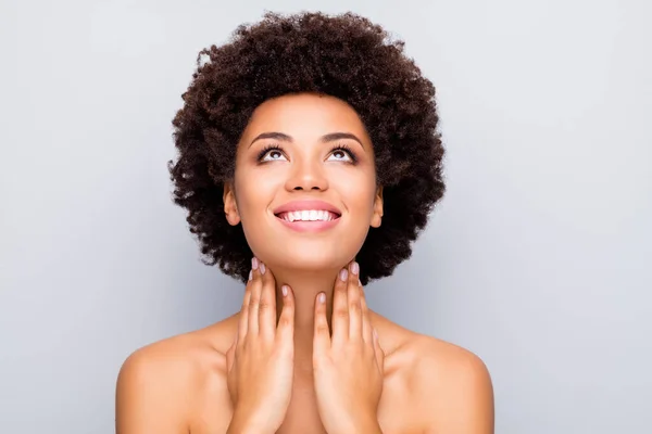 Primer plano retrato de ella ella agradable atractiva alegre chica de pelo ondulado tocando hormonas del cuello balance positivo limpia piel sedosa clara mirando hacia arriba aislado sobre fondo pastel de color gris blanco claro — Foto de Stock