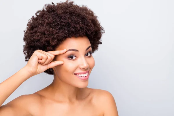 De cerca la foto de la encantadora chica afroamericana disfruta de los ojos levantando el procedimiento de mimos hace que la piel impecable suave sedoso brillante ideal puro bienestar aislado sobre fondo de color gris — Foto de Stock