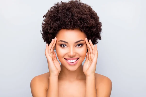 Close up foto di affascinante afro ragazza americana toccare gli occhi godere di cosmetici cura della pelle correzione make-up tono pelle impeccabile puro fresco isolato su sfondo di colore grigio — Foto Stock