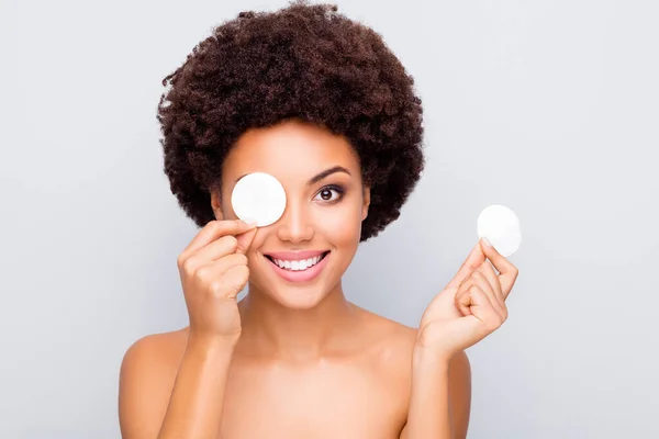 Retrato de cerca de ella ella atractiva atractiva alegre alegre bien arreglada chica de pelo ondulado cerrando un ojo con almohadilla de algodón aislado sobre fondo pastel de color gris claro —  Fotos de Stock