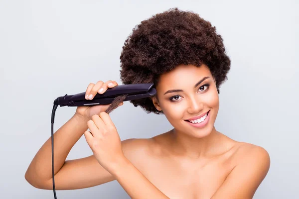 Close-up portret van haar ze mooi uitziende aantrekkelijke vrolijke golvende haren meisje strijken rechttrekken krullen haar anti puinhoop keratine behandeling geïsoleerd op licht wit grijs kleur pastel achtergrond — Stockfoto