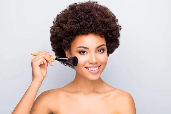 Close-up portret van haar ze mooi uitziende aantrekkelijke vrolijke vrolijk golvende haren meisje van toepassing met behulp van bronzer highlighter bb cc crème geïsoleerd op licht wit grijs kleur pastel achtergrond — Stockfoto