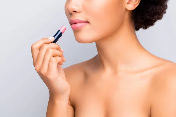 Gesneden close-up portret van mooie aantrekkelijke glans vredige rustige golvende haren meisje toepassen van nieuwe natuurlijke pomade naakt beige kleur geïsoleerd op licht wit grijs kleur pastel achtergrond — Stockfoto