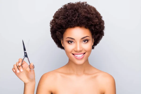 Primer plano retrato de ella ella agradable atractiva encantadora alegre chica de pelo ondulado sosteniendo en las manos tijeras peluquería cuidado de corte de pelo doméstico aislado sobre fondo pastel de color gris claro — Foto de Stock