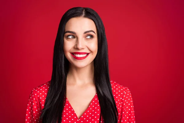 Close-up portret van mooie prachtige vrolijke dame op zoek opzij kopieerruimte geïsoleerd over levendige rode kleur achtergrond — Stockfoto