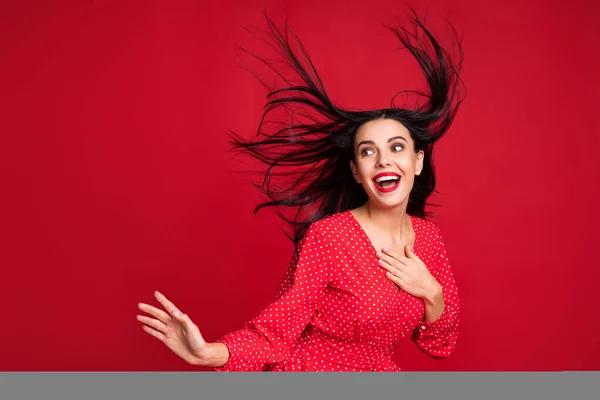 Retrato de modelo de dama alegre atractiva que tiene divertido viento partido soplado peinado aislado sobre fondo de color rojo brillante —  Fotos de Stock