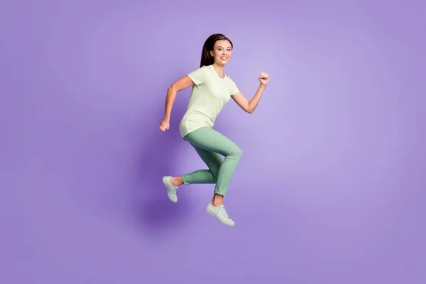 Full size foto profilo di adorabile allegra signora correre salto usura verde chiaro isolato su sfondo di colore viola — Foto Stock