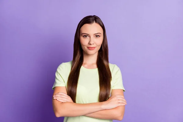 Foto de adorable persona brazos plegados look cámara sonrisa usar luz verde aislado sobre fondo de color violeta — Foto de Stock