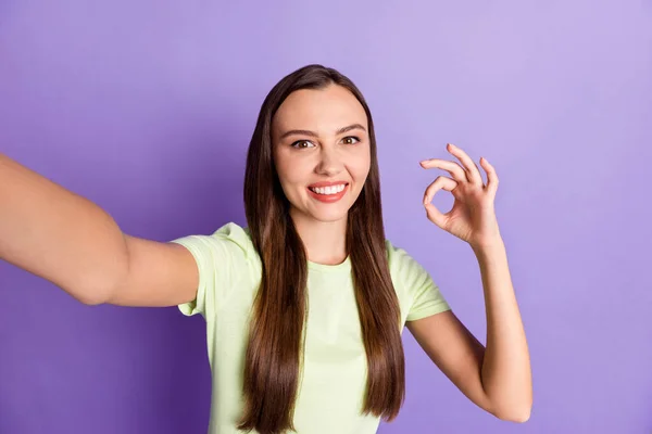 Retrato de dama encantadora mostrar dedos aprobación símbolo okey hacer selfie aislado sobre pastel púrpura color de fondo — Foto de Stock