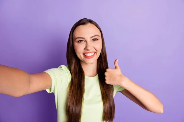 Zdjęcie pozytywnej osoby zrobić selfie pokazać kciuk do góry zatwierdzić tak jasnozielone ubrania izolat don fioletowy kolor tło — Zdjęcie stockowe
