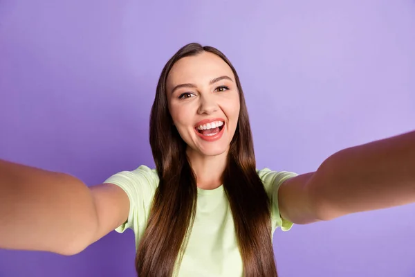 Portret atrakcyjnej pani biorąc selfie zdjęcie zębaty uśmiech nosić jasnozielony izolowane na fioletowy kolor tła — Zdjęcie stockowe