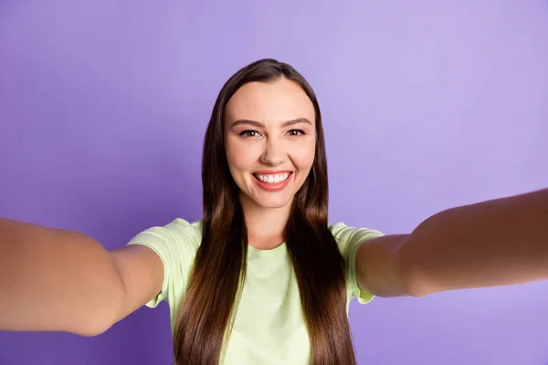 Porträt eines zufriedenen jungen Mädchens machen Selfie zahmes Lächeln tragen hellgrüne Kleidung isoliert auf lila Hintergrund — Stockfoto