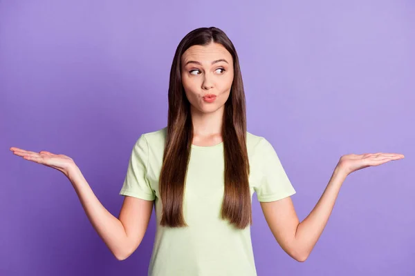 Foto de atractiva dama de dos brazos palma mantenga los productos se ven espacio vacío elegir decidir aislado sobre fondo de color violeta — Foto de Stock