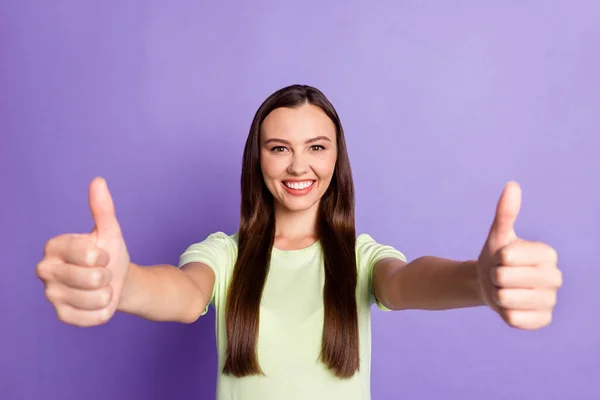 Фото чарівної людини показують два пальці рук вгору зубної посмішки ізолюють не пастельний фіолетовий кольоровий фон — стокове фото