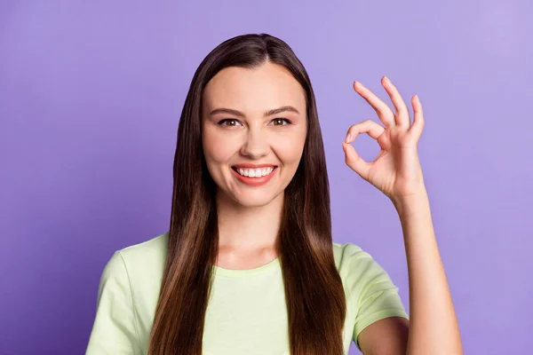 Foto de adorable persona mostrar dedos okey símbolo sonrisa dentada aislado en pastel magenta color fondo — Foto de Stock