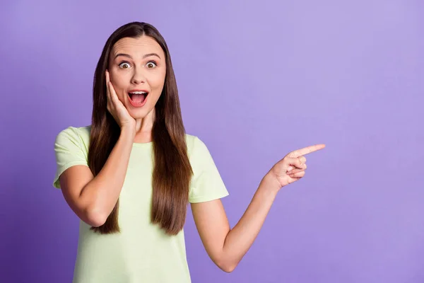 Foto di braccio donna stupito sulla guancia indicano dito spazio vuoto bocca aperta isolato su sfondo di colore viola — Foto Stock