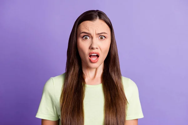 Foto de persona sorprendida boca abierta mirando fijamente no puede creer usar luz verde aislado sobre fondo de color magenta — Foto de Stock