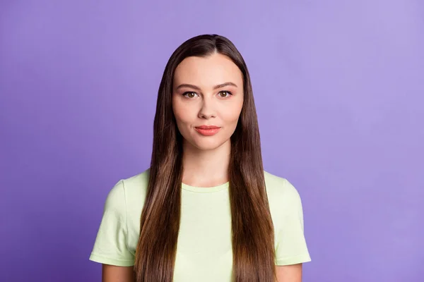 Foto van prachtige persoon kijk camera inhoud glimlach draag licht groene outfit geïsoleerd op violette kleur achtergrond — Stockfoto