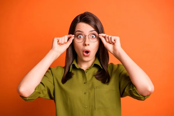 Foto porträtt av förvånad stressad kvinnlig frilansare vidröra glasögon öppnade munnen stirrar isolerad på pulserande orange färg bakgrund — Stockfoto