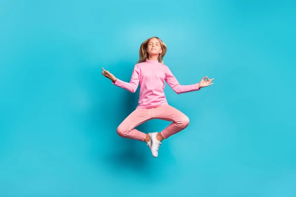 Teljes hosszúságú fotó vonzó súlyos lány ugrás gyakorlat jóga om pozíció repülés viselése alkalmi ruha elszigetelt türkiz háttér — Stock Fotó