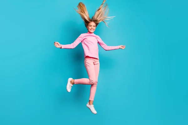 Teljes méretű fotó vicces pozitív tinédzser ugrás haj fel viselni rózsaszín nadrág poloneck fehér lábbeli elszigetelt teal háttér — Stock Fotó