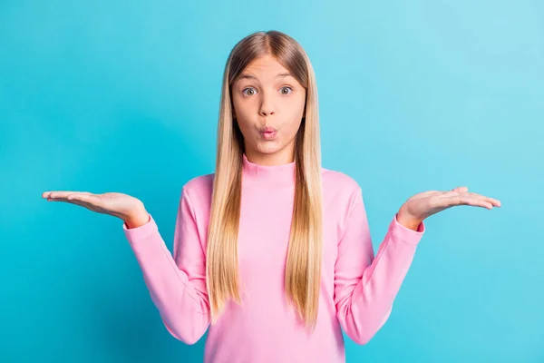 Retrato fotográfico de una colegiala sorprendida mostrando espacios en blanco con labios enfurecidos mirando fijamente aislados sobre un fondo de color turquesa brillante —  Fotos de Stock