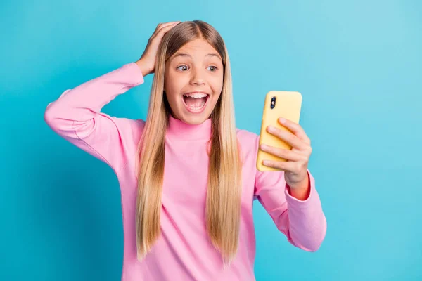 Фотографія шокованого здивованого жіночого дев'ятнадцятирічного дивлячись на смартфон з відкритим ротом ізольовано на яскравому кольоровому фоні — стокове фото