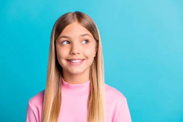 Fénykép portré kíváncsi iskolás lány szőke hajjal nézi üres tér álmodik mosolygó elszigetelt élénk rózsaszín háttér — Stock Fotó