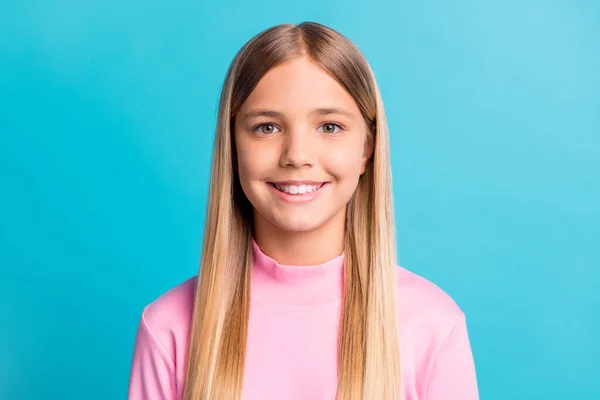 Φωτογραφία πορτρέτο του όμορφη μαθήτρια με ξανθά μαλλιά χαμογελώντας απομονωμένη σε φωτεινό φόντο teal χρώμα — Φωτογραφία Αρχείου