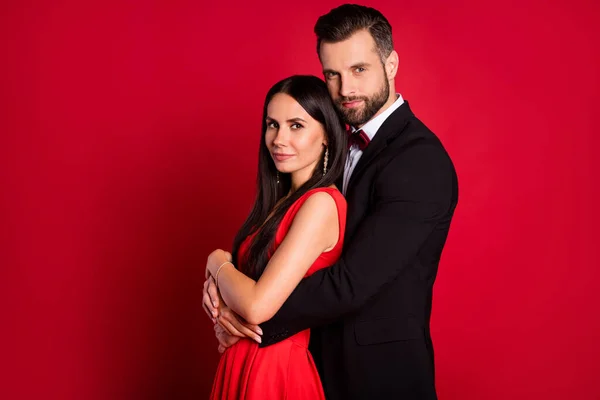 Profil portrait de deux belles personnes positives gars câlins dame par derrière profiter de l'autre isolé sur fond de couleur rouge — Photo