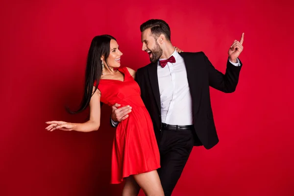 Foto de perfil de casal engraçado otimista dança vestido terno desgaste isolado no fundo cor vermelha — Fotografia de Stock